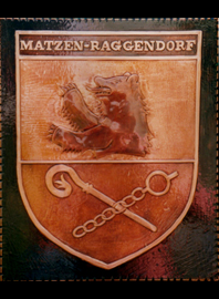                                                                    
Gemeindewappen
               
 Wappen Matzen Raggendorf   
Bezirk Gänserndorf           
Niederösterreich                                   
 

                                                            jedes Bild ein "Unikat"
 Kupferrelief  Handarbeit