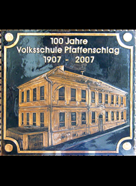   100 Jahre   
		Volksschule Pfaffenschlag
		 Kupferrelief 	  