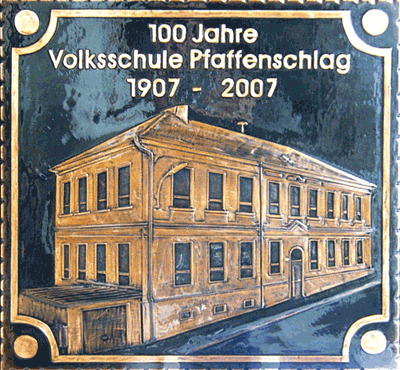   100 Jahre   
		Volksschule Pfaffenschlag
		 Kupferrelief 	  