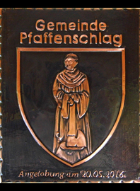      Gemeindewappen                    
Gemeinde                        
Pfaffenschlag bei Waidhofen an der Thaya             
 Bezirk     Waidhofen an der Thaya                    
 Niederösterreich                                                                                   jedes Bild ein "Unikat"
 Kupferrelief  Handarbeit