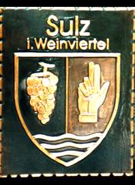                                                                    
Gemeindewappen
                 

Marktgemeinde Sulz im Weinviertel                    
Bezirk Gänserndorf           
Niederösterreich                                   
 Weinviertler Museumsdorf

                                                            jedes Bild ein "Unikat"
 Kupferrelief  Handarbeit